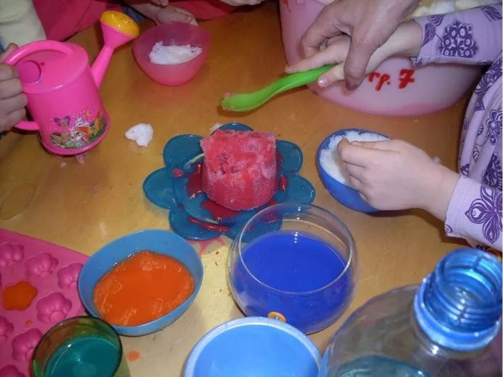 Опыт с водой для ребенка 4 лет. Экспериментирование с водой. Опыты и экспериментирование с водой. Опыты с красками. Эксперимент с детьми дошкольного возраста.